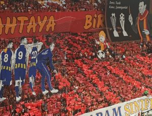 Galatasaray taraftarından dikkat çeken pankart! O oyuncunun boynuna zil taktılar