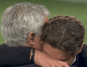 Jose Mourinho, Edin Terzic’i sarılarak teselli etti