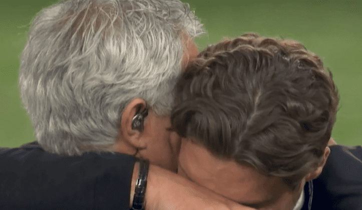 Jose Mourinho, Edin Terzic’i sarılarak teselli etti