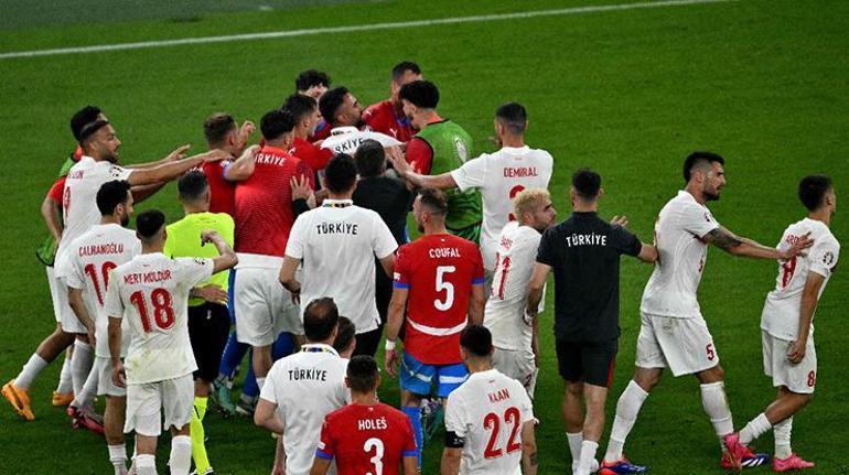 Türkiye-Çekya maçı bitti saha karıştı | Çekyalı oyuncudan olay sözler: Türkleri zehirlemek istedim