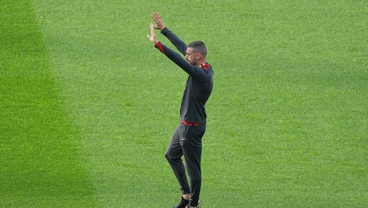 Merih Demiral, Hollanda maçı öncesi taraftarları selamladı