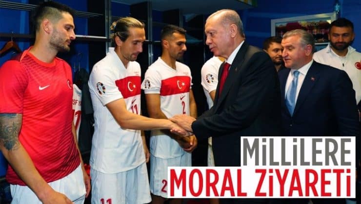 Cumhurbaşkanı Erdoğan, Milli futbolcuları soyunma odasında ziyaret etti