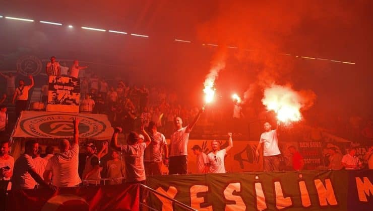 Rizespor taraftarı, lig meşalesini yaktı